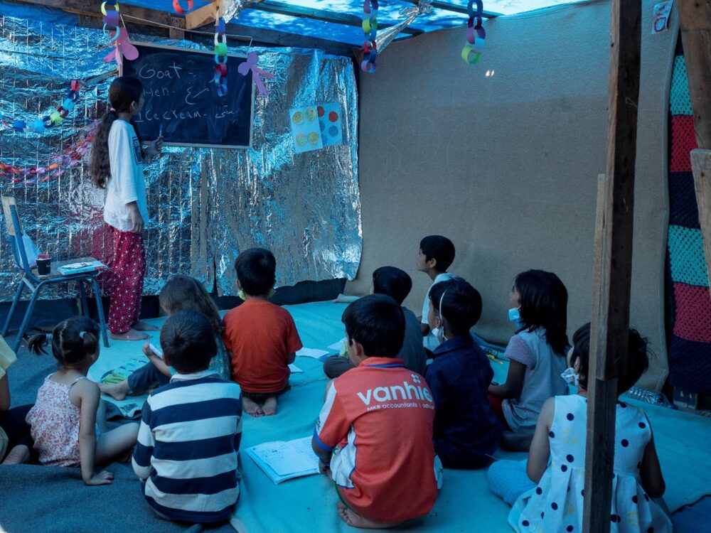 Die 13-jährie Manija (stehend) unterrichtet hier in einem Flüchtlingslager auf der greichischen Insel Lesbos Englisch