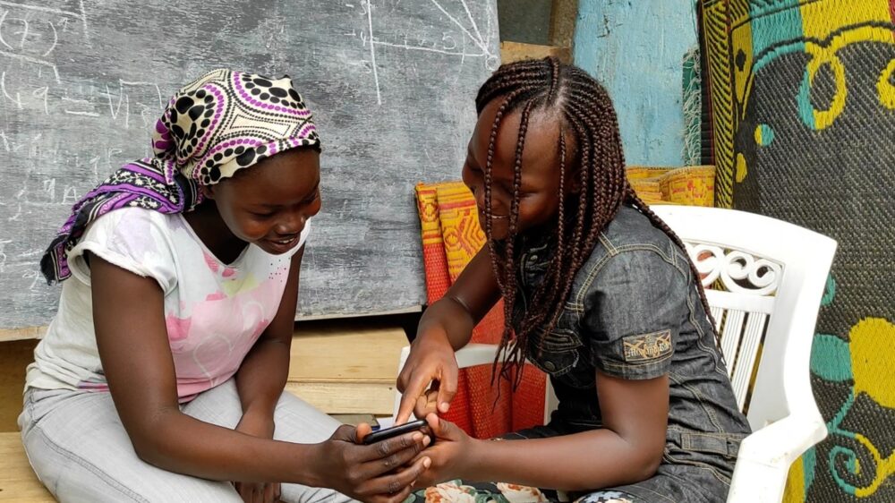 Laetitia (rechts im Fotos) sagt: „Einige Mädchen sind nach COVID-19 nicht wieder in die Schule gekommenn, weil sie Angst haben … Die Pandemie hat meine Sichtweise auf die Welt verändert, weil ich jetzt finde, dass die Welt nicht mehr so ruhig und stabil ist wie früher …. Mein Wunsch für alle Mädchen im Tschad ist, für unsere Zukunft zu kämpfen.“