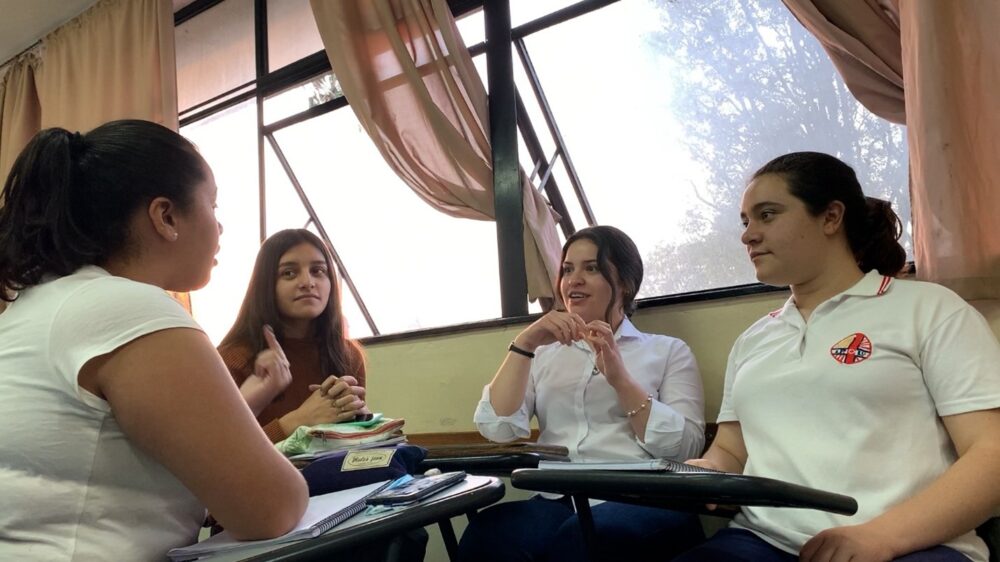 Sofia (rechts im Bild) nach monatelang geschlossenen Unis in Uruguay spricht mit Studienkolleginnen darüber, aber auch generell über psychische Gesundheit junger Leute