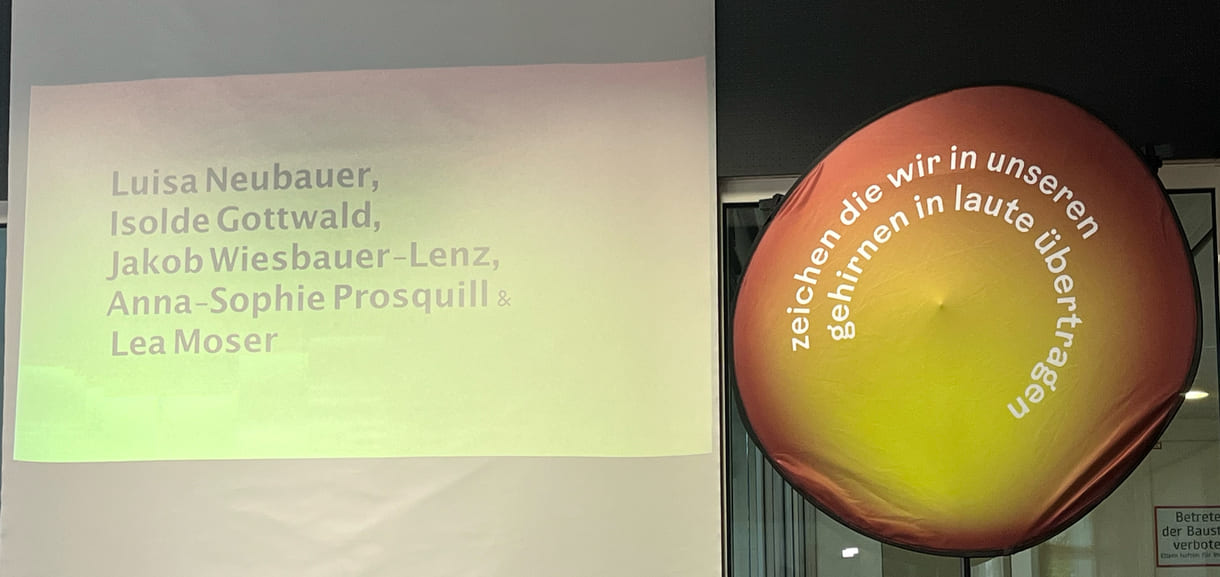 Eingeblendet die Liste der Podiums-Diskutant:innen