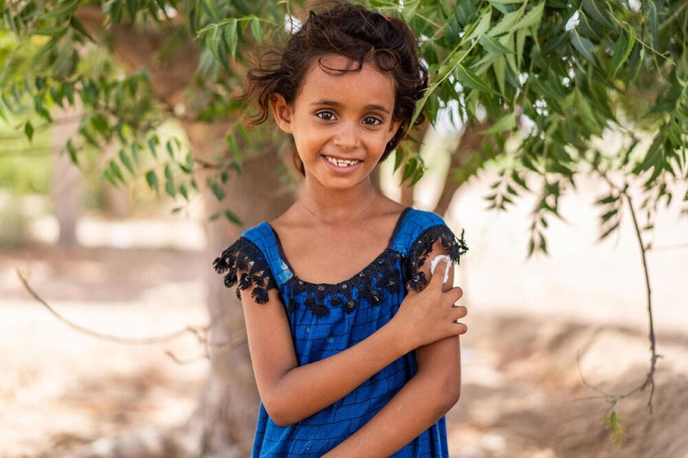 Am 6. Juni 2022 hält die 7-jährige Hind Ali Nasser im Gouvernement Aden, Jemen, nach der Impfung ihren Arm.