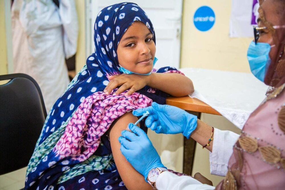 Ein junges Mädchen erhält in Mauretanien eine der ersten Impfdosen gegen das humane Papillomavirus (HPV).