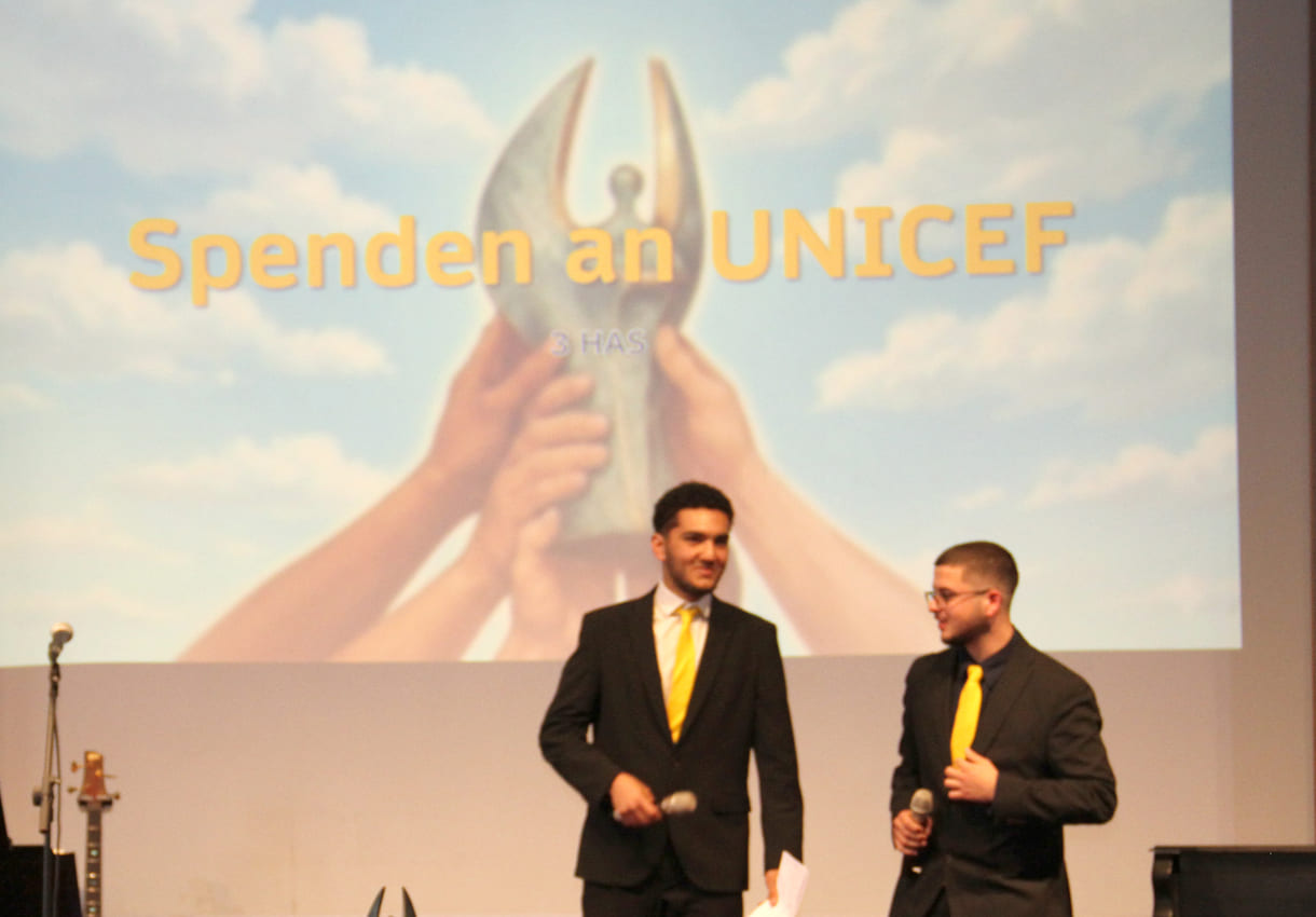 Statt nur über Menschenrechte zu lernen, wollte diese Projektgruppe konkret helfen - mit Unterstützung für Unicef-Projekte