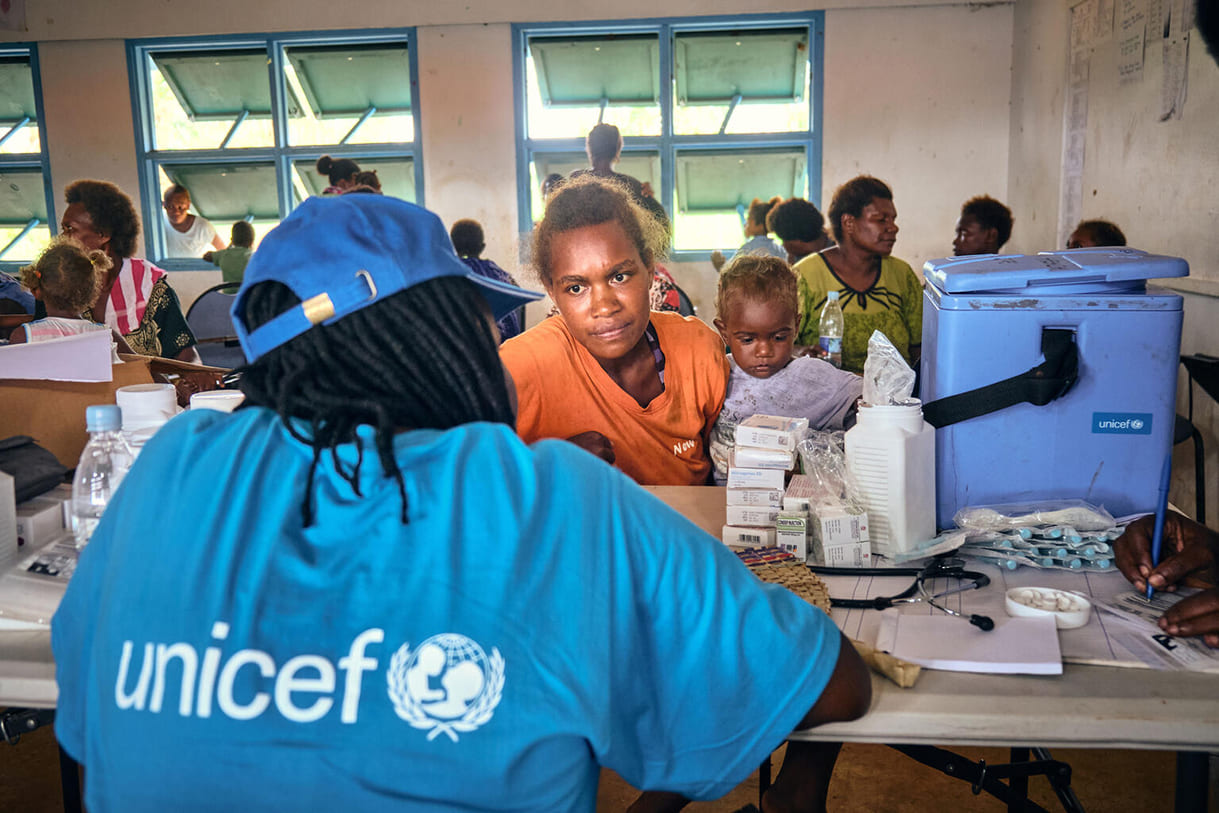 Unicef-Mitarbeiter in Vanuatu informiert über den empfohlenen Impfplan