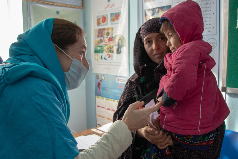 Sam Mort (links) von Unicef-Afghanistan trifft Parwana (4) und ihre Mutter im Bab-e-Bargh-Gesundheitszentrum von Herat (November 2021)
