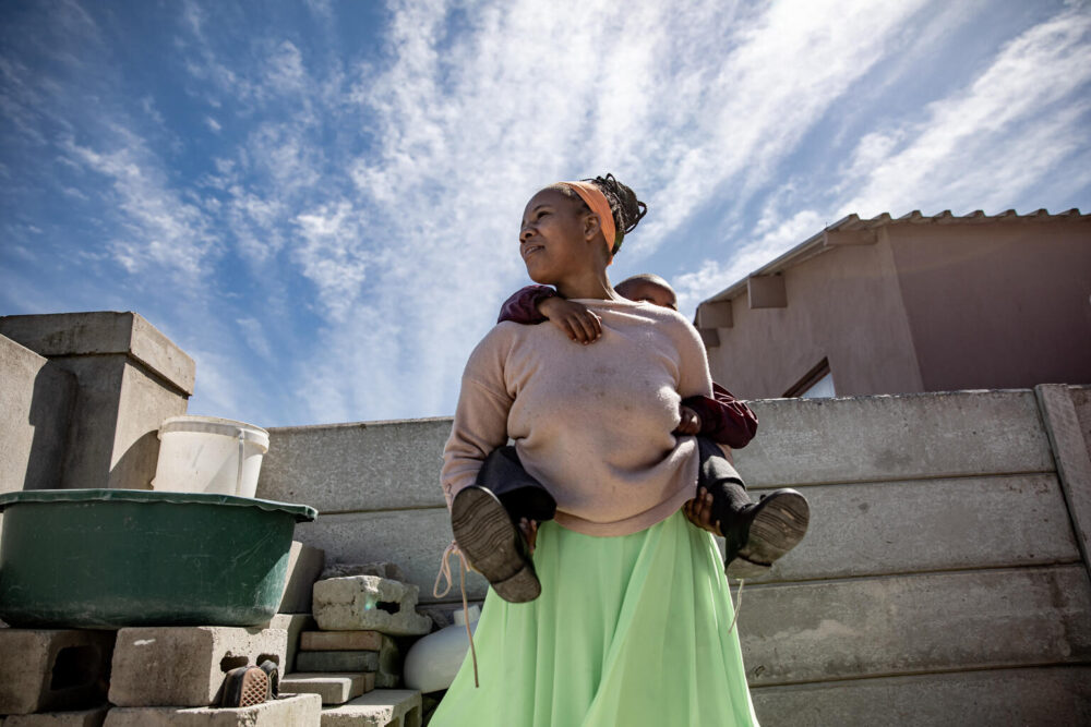 Lusanda und ihr 5-jähriger Sohn Thabo in der Township Phillipi in Kapstadt (Südafrika)