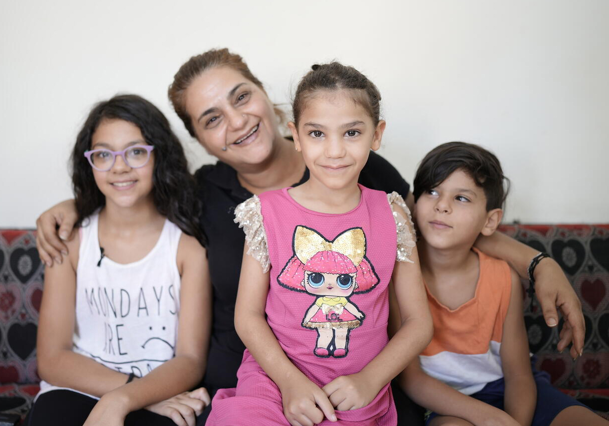 Faten, eine 36-jährige alleinerziehende Mutter und ihre drei Kinder in ihrer neuen Wohnung in Beirut am 15.