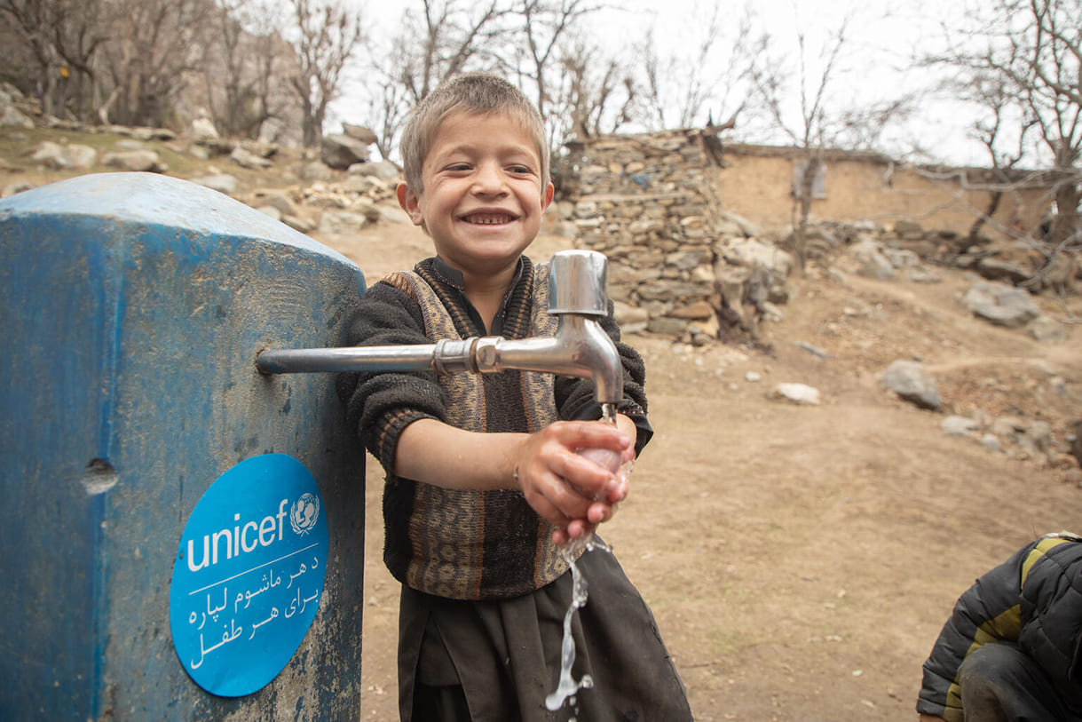 Am 29. November 2023 wäscht sich ein Junge an einem neuen Wasserhahn in einem Dorf im Kantiwa-Tal der Provinz Nuristan in Afghanistan die Hände, wo es zuvor noch nie sauberes und sicheres Wasser gab. Einige Monate zuvor hat UNICEF den Bau mehrerer Schwerkraft-Wassersysteme in Nuristan abgeschlossen. Schwerkraft-Wassersysteme sammeln Wasser aus einer reinen Quelle in einem Reservoir, und Rohre leiten das Wasser bergab zu den Wasserhähnen im Dorf. Diese Systeme benötigen keine Pumpen, keinen Strom und sind auf eine Lebensdauer von Jahrzehnten ausgelegt.