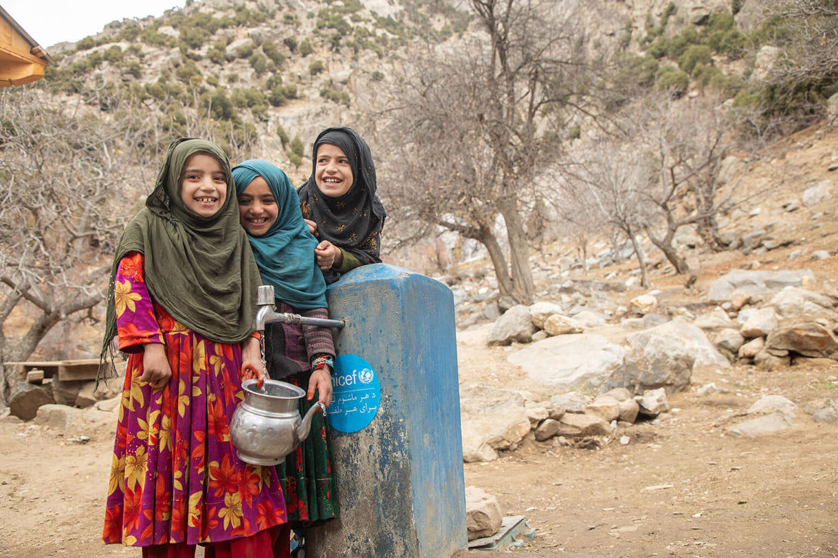 Am 29. November 2023 holen Kinder Wasser aus einem neuen Wasserhahn in einem Dorf im Kantiwa-Tal der Provinz Nuristan in Afghanistan, wo sie zuvor nie sauberes und sicheres Wasser hatten.