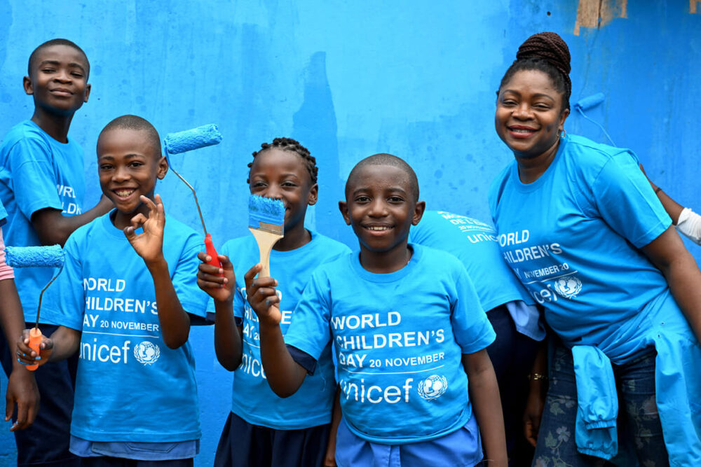 Zum Welt-Kinderrechtetag haben Kinder im Behindertenzentrum Etoug-Ebe in Yaounde, der Hauptstadt Kameruns die Wände der Schule Unicef-blau gestrichen.