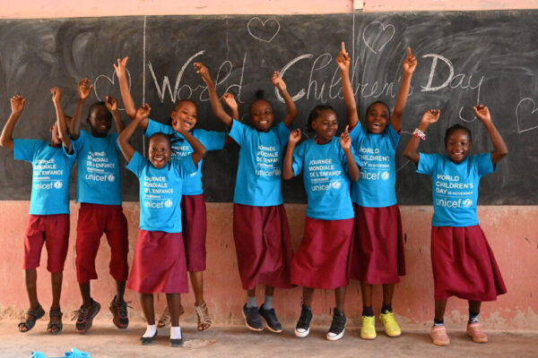 Auch Kinder in der „EPI Ecole les Champions“ in Garoua, im äußersten Norden Kameruns feiern die Kinderrechte – und sie bekamen neue T-Shirts und Schulsachen in Unicef-blau.