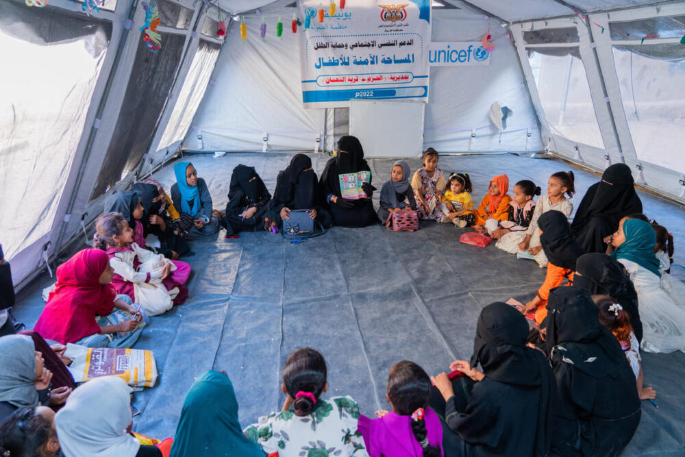 Hlabwegs sichere Räume und Aktivitäten zur Stärkung psychischer Gesundheit werden ebenfalls gefördert - hier in einem Zelt in Al-Jawf (Jemen)