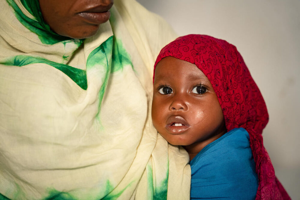 Isniino Ali kam mit ihrer einjährigen Aisha Mohamed ins "Stabilisierungszentrum des Garowe Krankenhauses in Puntland (Somalia) mit kritischen Symptomen von Unterernährung