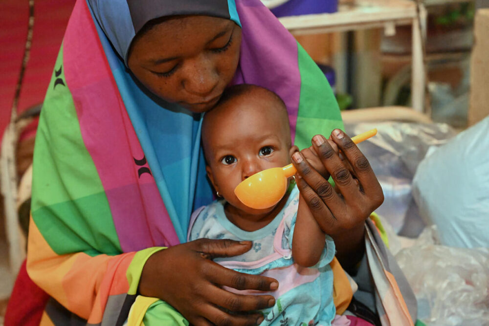 Faouzia Soulemanye (8 Monate) mit ihrer Mutter Salifou. Das kranke unterernährte Baby bekommt hier im CRENI von Tahoua (Niger) Medikamente und Ergänzungsnahrung