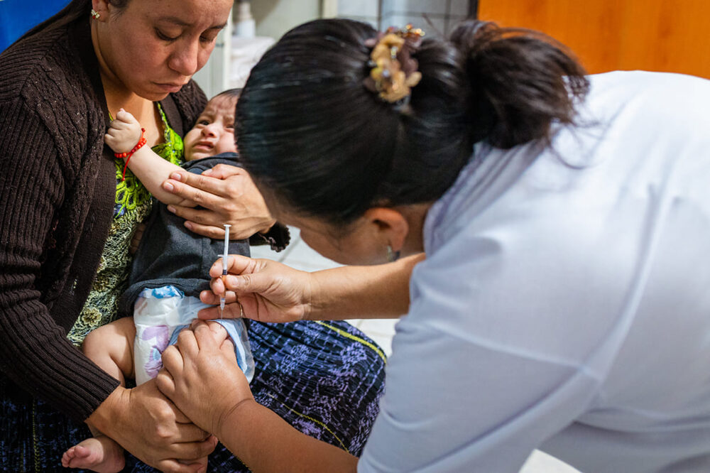Lokalae Gesundheitsversorung samt vorbeugenden Impfungen hier in San Pedro carchá, Alta Verapaz (Guatemala)