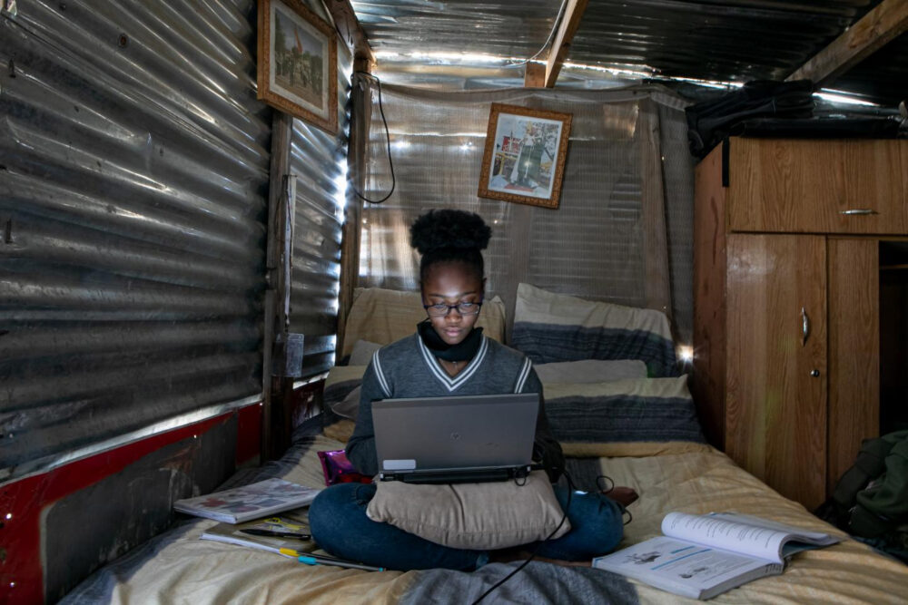 UNICEF liefert zum Weltmädchentag über die digitale Kluft zwischen Mädchen udn Buben fotomäßig positive Beispiele, wo Mädchen in allen Ecken udn Enden der Welt sehr wohl Zugang zu Computern, handys und Internet haben