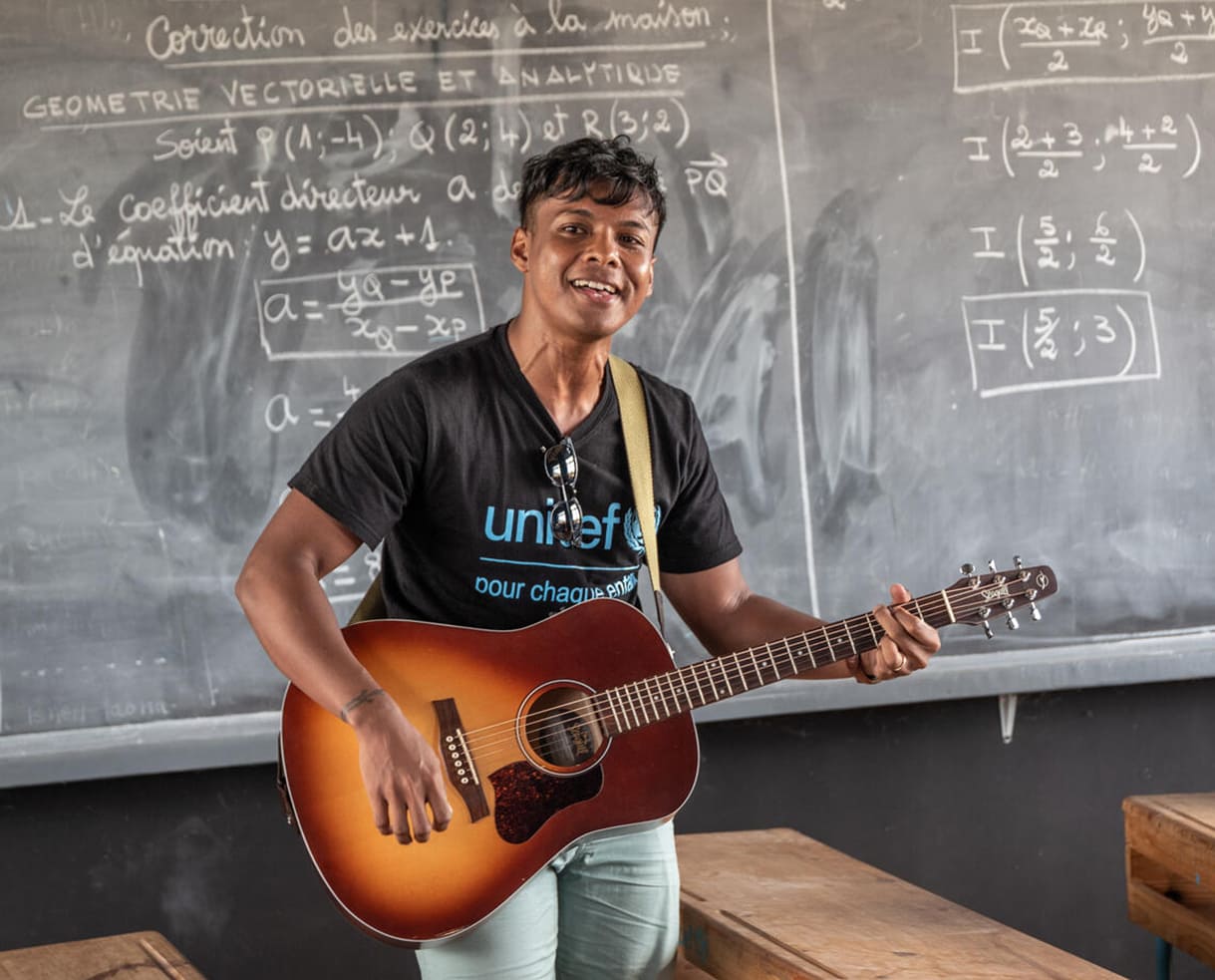 Mirado, UNICEF-Goodwill-Botschafter, spielt und singt ein ermutigendes Lied für Kinder der Antavy-Nord-Sekundarschule in Androy, Madagaskar.