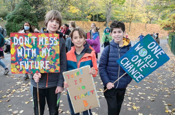 Kinder stehen mit Schildern bei einer Demo gegen den Klimwandel in Glasgow (Schottland) anlässlich der UN-Klimakonfernz vor zwei Jahren