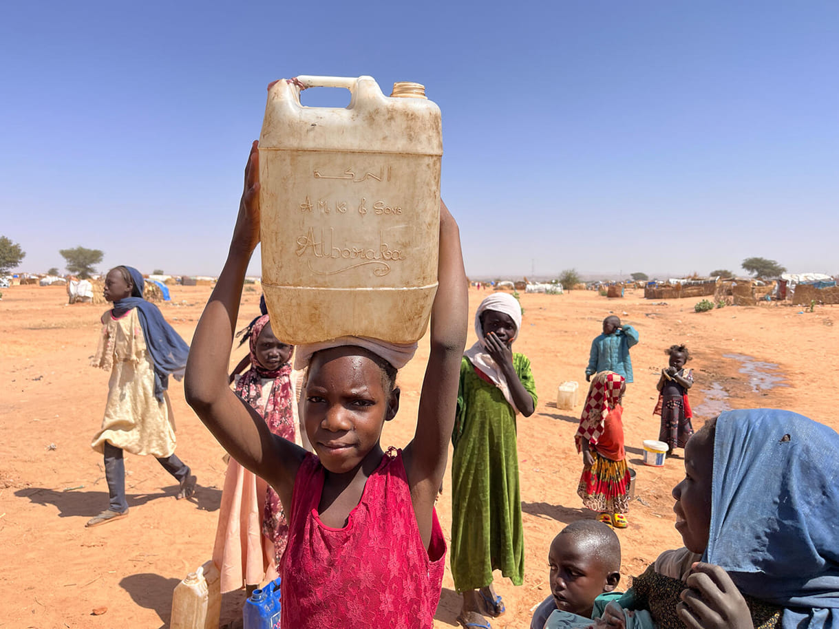 Am 3. Februar 2024 holen Kinder Wasser an einem UNICEF-Bohrloch in der Flüchtlingssiedlung Adré im Tschad. Fast die Hälfte der im Tschad ankommenden sudanesischen Flüchtlinge überquerte die Grenze über Adré.