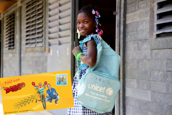 Die 9-jährige Marie Kouadio Aya freut sich, dass sie endlich wieder in ihre Schule in Toumoudi-Sakassou im Süden der Elfenbeinküste gehen kann. Auch aus der elfenbeinküste kommt im nächsen Jahr Post von Tom Turbo