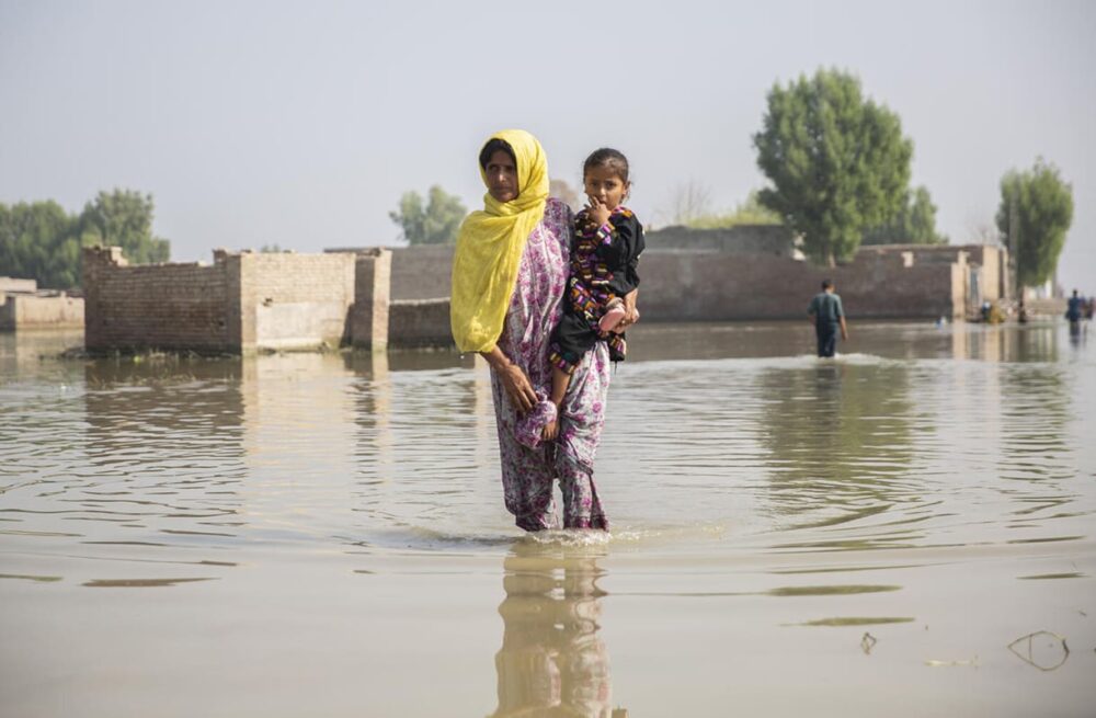 Am 3. November 2022 hält Aneefa Bibi in Jacobabad, Provinz Sindh, Pakistan, ihre 5-jährige Tochter Hood fest, die an Fieber und Schmerzen in der Brust leidet. Diese Dörfer brauchen nach den jüngsten Überschwemmungen die größte Aufmerksamkeit, da Malaria, Haut- und andere Krankheiten unter den Einheimischen, insbesondere Kindern, auf dem Vormarsch sind.