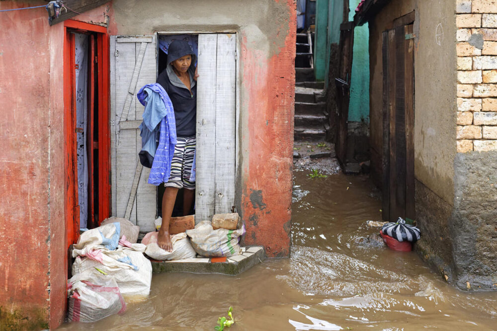 Am 19. Jänner 2022 im Distrikt Ilanivato, Antananarivo, Region Analamanga in Madagaskar; Die Hauptstraße ist mit Wasser vollgesogen und die Menschen, die entlang dieser Straße leben, organisieren sich irgendwie, um zu verhindern, dass ihre Häuser überflutet werden. 