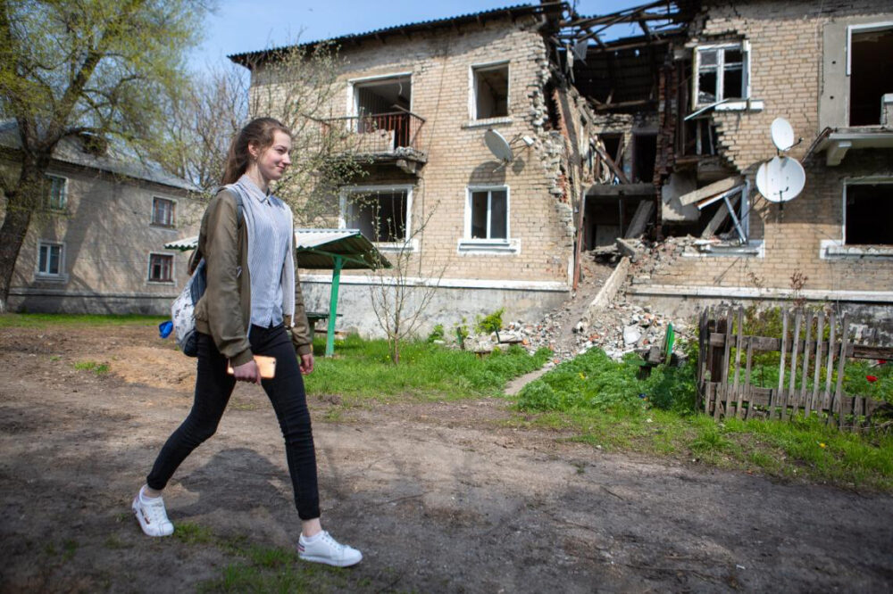 Sonia auf ihrem vorsichtigen Weg durch Novotoshkivskein der Ostukraine