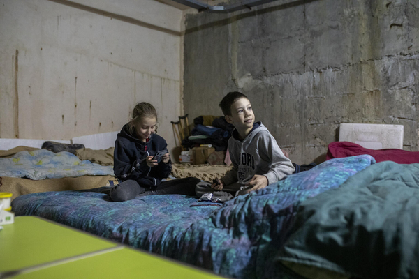 Die neunjährigen Alina und Artem aus Charkiw werden ihr Schuljahr mit feuchten Büchern, einer unzuverlässigen, aber lebenswichtigen Internetverbindung und einem ständig von Luftschutzsirenen unterbrochenen Unterricht beenden.
