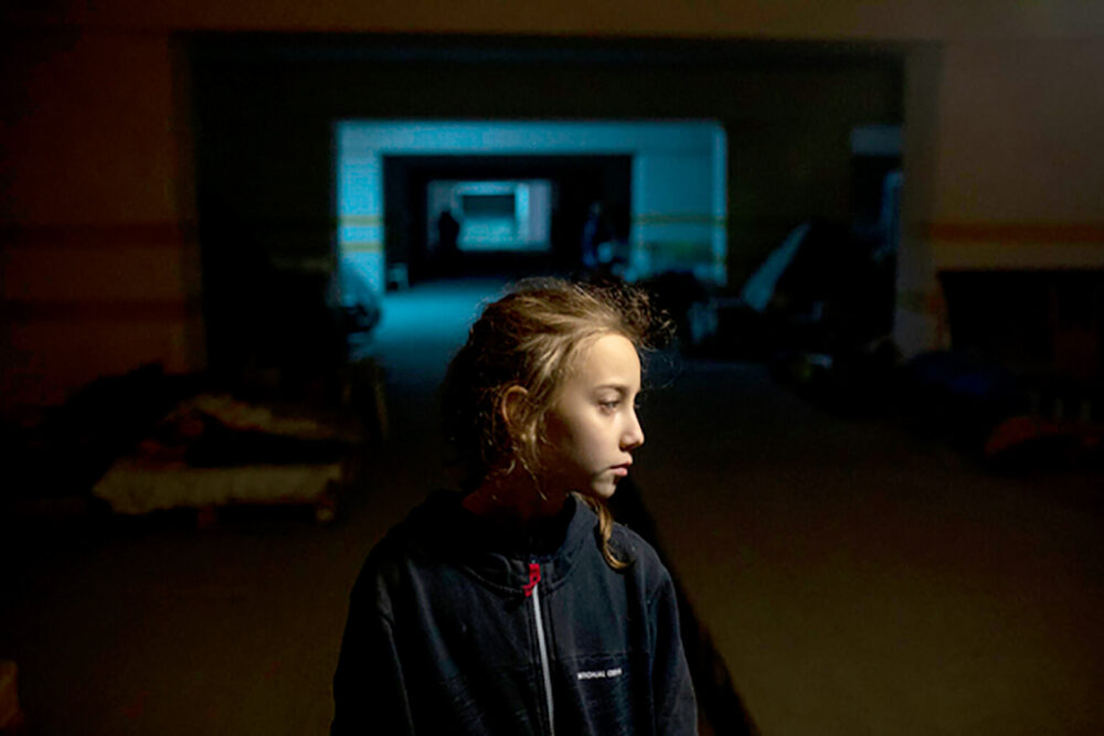 Die neunjährige Alina aus der nordöstlichen Stadt Charkiw steht in der Tiefgarage, wo sie zusammen mit ihren Eltern und einigen anderen Familien Schutz vor den Luftangriffen und dem Beschuss von oben gefunden hat. „Ich habe traurige Tage, mittelschwere Tage, aber es gibt keine wundervollen Tage“, sagt sie.