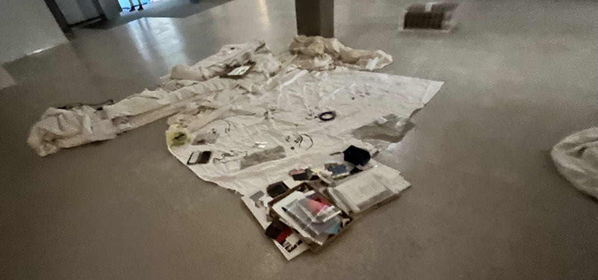 Stoff und andere Objekte - wie in einer Art unaufgeräumtem Kinderzimmer