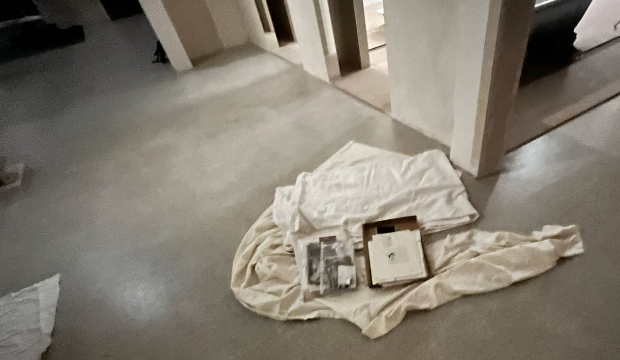 Stoff und andere Objekte - wie in einer Art unaufgeräumtem Kinderzimmer