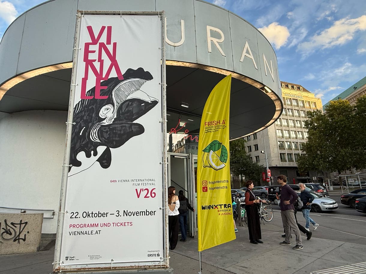 Film- und Festival-Plakate vor der Wiener Urania