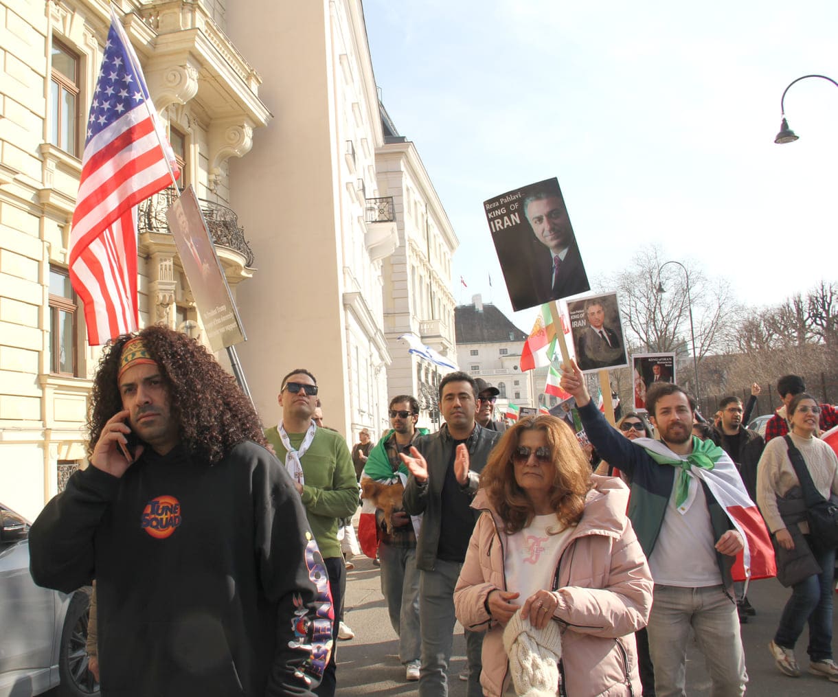 Viele Pahlavi-Fotos, manche auch mit Schah bzw. King betitelt