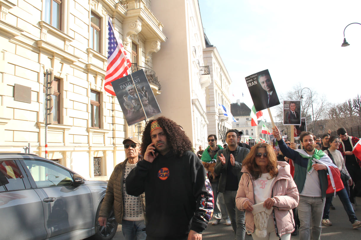 Viele Pahlavi-Fotos, manche auch mit Schah bzw. King betitelt