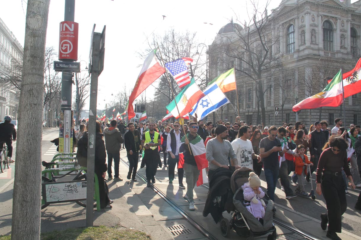 Persisch-iranische Löwenflaggen sowie Fahnen der USA und von Israel