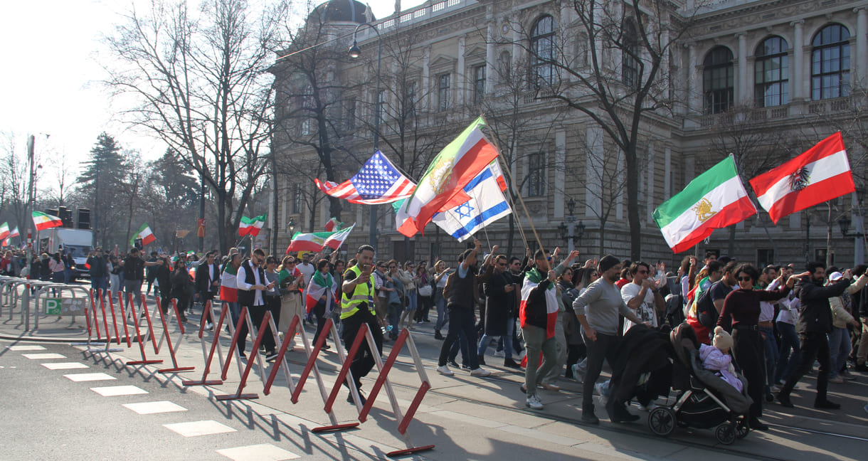 Persisch-iranische Löwenflaggen sowie Fahnen der USA und von Israel