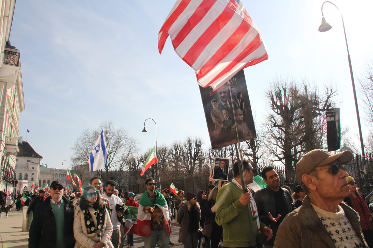 Persisch-iranische Löwenflaggen sowie Fahnen der USA und von Israel