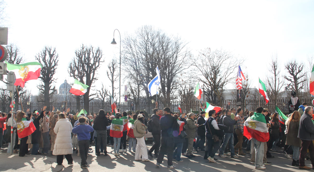 Persisch-iranische Löwenflaggen sowie Fahnen der USA und von Israel