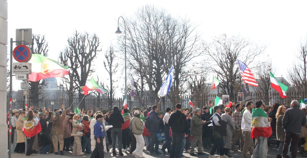 Persisch-iranische Löwenflaggen sowie Fahnen der USA und von Israel