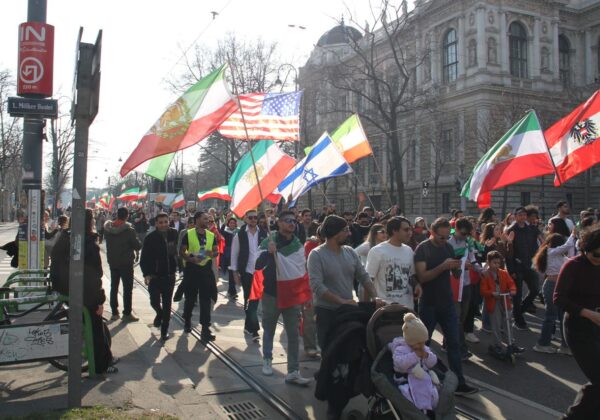 Persisch-iranische Löwenflaggen sowie Fahnen der USA, von Israel und von Österreich