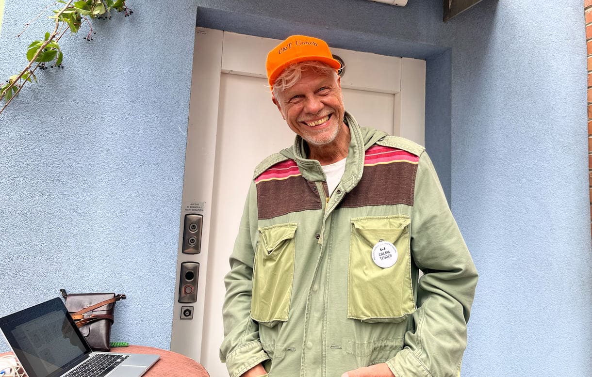Zentraler Musiker Uwe Felchle sorgt für relaxte Musik und smartes Hunde-Coaching...