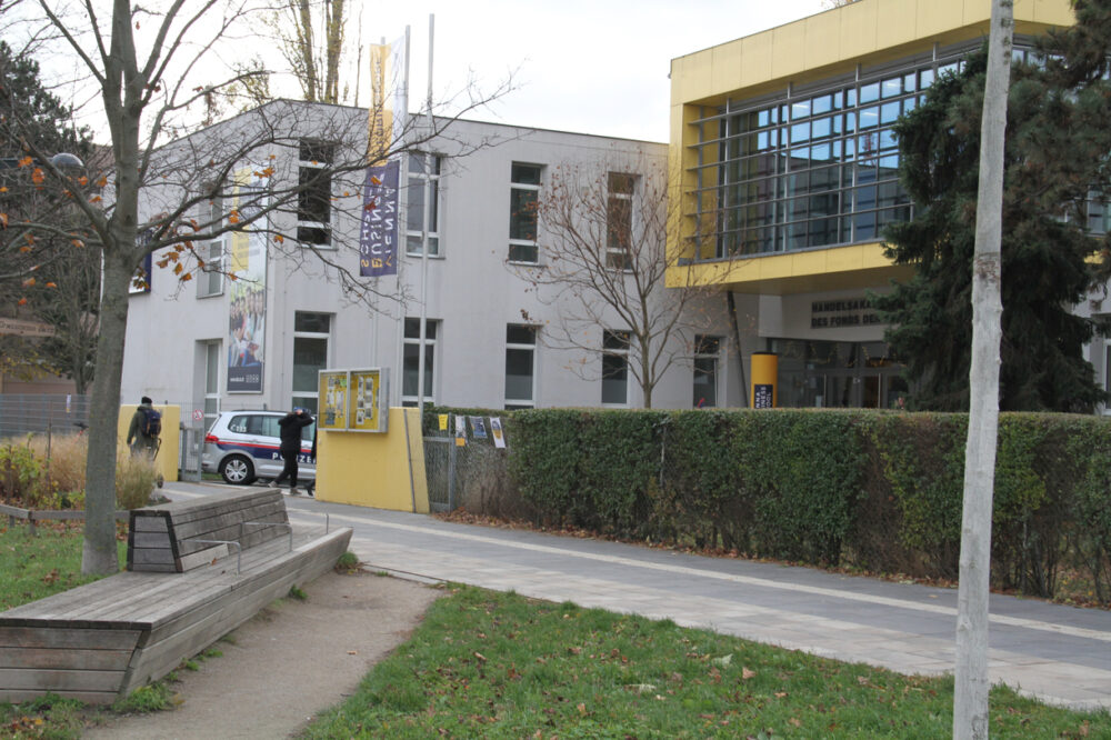 Schon von Weitem erkennbar in der Franklinstraße - in der mehrere Schulen liegen - die gelbe Fassade der VBS