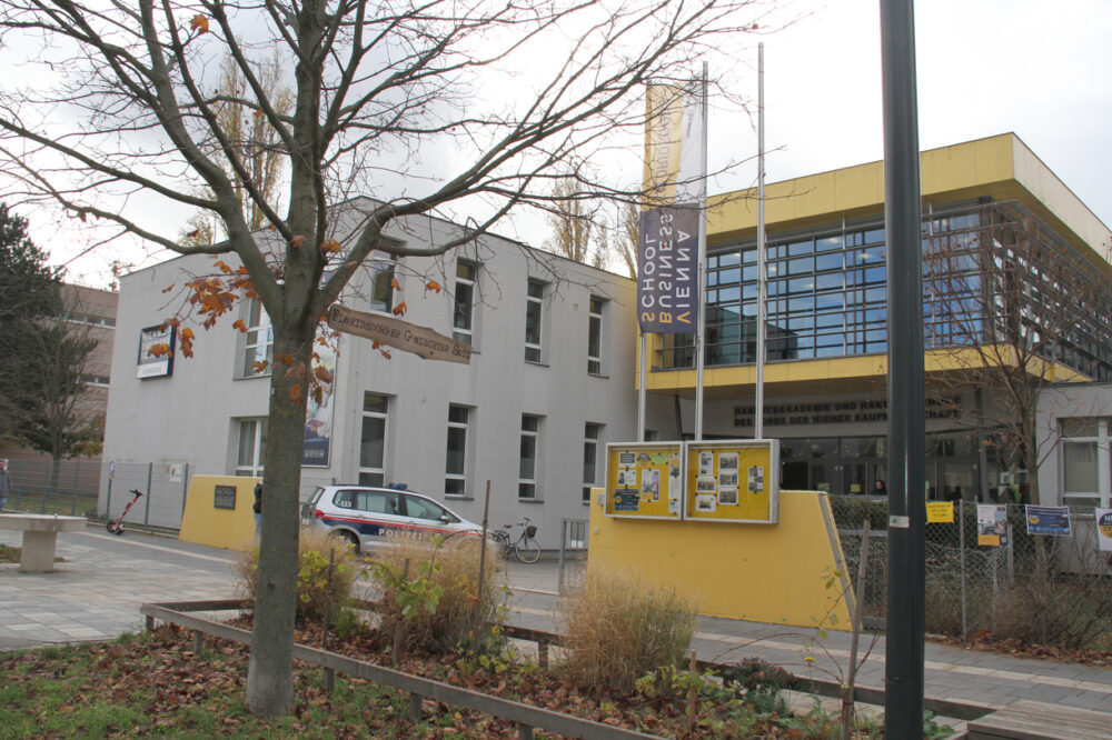 Schon von Weitem erkennbar in der Franklinstraße - in der mehrere Schulen liegen - die gelbe Fassade der VBS