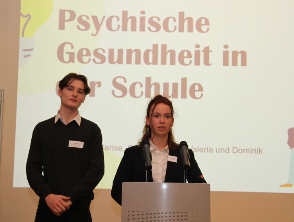 Ein Duo stellte das Projekt der Peer Buddies der VBS Hamerlingplatz zu psychischer Gesundheit vor