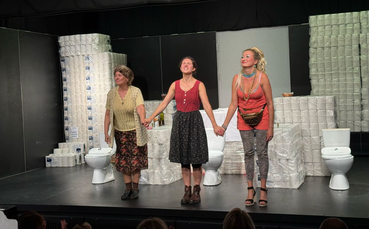 Applaus für die drei Schauspielerinnen