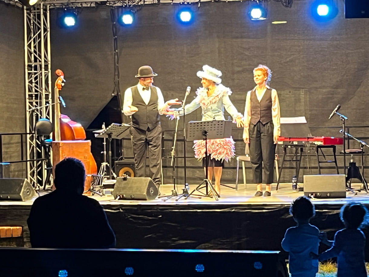 Eric Amelin, Susanne Leitnr alias Frau Eveline, und Stephanie Hacker auf der Kultursommer-Bühne im Meidlinger Wilhelmsdorfer Park