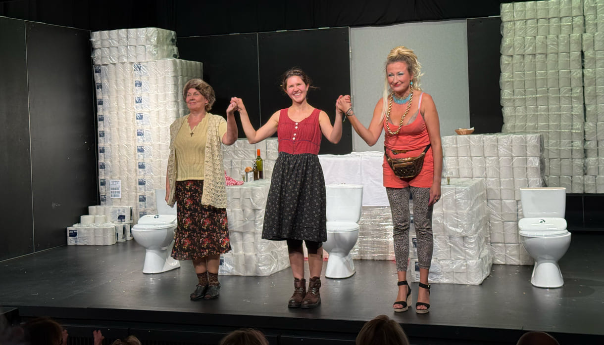 Applaus für die drei Schauspielerinnen