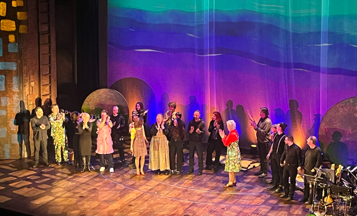 Verbeugungen vieler der Mitwirkenden nach dem langanhaltenden Schluss-Applaus