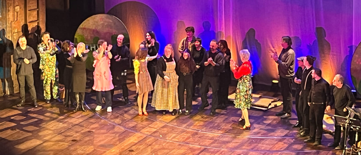 Verbeugungen vieler der Mitwirkenden nach dem langanhaltenden Schluss-Applaus