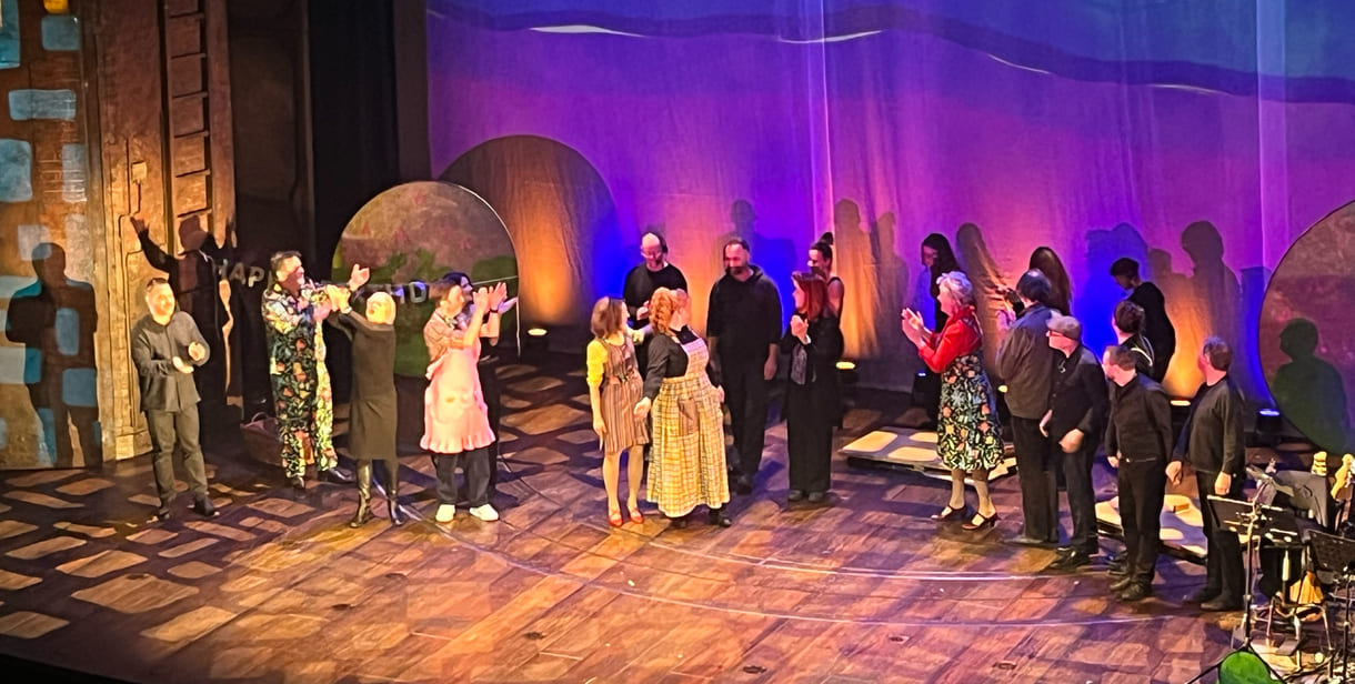 Verbeugungen vieler der Mitwirkenden nach dem langanhaltenden Schluss-Applaus